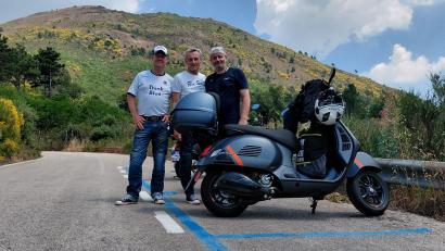 Bild: Thumfart/exb
Michael Thumfart, Dieter Baller und Siegfried Walberer (von links) posieren mit Vespa vor dem Vesuv bei Neapel.