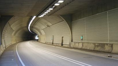 Bild: Hans Prem
In hellem LED-Licht erstrahlt der Mühlbergtunnel. Nach sechswöchiger Sperre wegen Umbauarbeiten an der Technik fließt der Verkehr wieder und entlastet die Neustädter Ortsdurchfahrt.