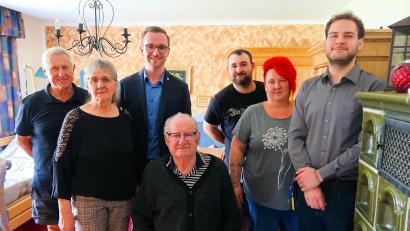 Bild: Bernhard Schultes
Mit vielen Gästen und Besuchern feierte der Friedenfelser Ludwig Hausknecht (vorne sitzend) seinen 80. Geburtstag. Mit im Bild (von links) Kurt Schramm, Ehefrau Hannelore Hausknecht, Bürgermeister Adrian Käß, Enkel Max, Tochter Karin und Enkel Tom.