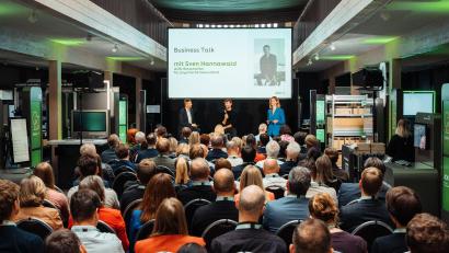 Bild: IGZ Falkenberg
Starker Impuls für mehr mentale Gesundheit am Arbeitsplatz: Rund 100 Gäste diskutierten beim gemeinsamen Event von IGZ und AOK Bayern über Prävention, Offenheit und gesundheitsfördernde Arbeitsbedingungen.