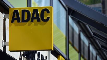Bild: Martin Schutt/dpa
Der ADAC Südbayern wirbt angesichts gestiegener Unfallzahlen mit jungen Fahrern für Fahrtraining. (Symbolbild)
