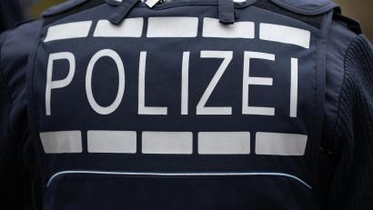 Symbolbild: Silas Stein/dpa
Rund 160 Polizisten haben vergangene Woche eine Firma aus dem Landkreis Tirschenreuth durchsucht. Zwei Personen befinden sich seitdem in Untersuchungshaft.
