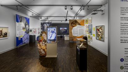 Bild: Marcus Rebmann
Blick in die Sonderausstellung mit Medienstation im Stadtmuseum Amberg.