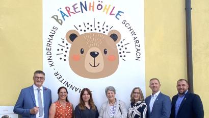 Bild: Claudia Völkl
"Bärenhöhle" heißt das Johanniter-Kinderhaus in Schwarzach. Im Bild (von links) Stellvertretender Landrat Hans Prechtl, Marion Rieder als Vertreterin der Kirchenstiftung St. Barbara Stulln, Kinderhaus-Leiterin Christina Meier, die langjährige ehemalige Leiterin des Stullner Kindergartens Rosemarie Hermann, Sylvia Meyer von den Johannitern, Bürgermeister Michael Wilfahrt (Gemeinde Schwarzach) sowie Bürgermeister Christoph Scharf (Gemeinde Stulln).