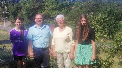 Bild: Annemarie Mösbauer
Barbara Albang (Dritte von links) feiert ihren 85. Geburtstag. Auch Zweiter Bürgermeister Egbert Völkl (Zweiter von links) gratulierte der Jubilarin.