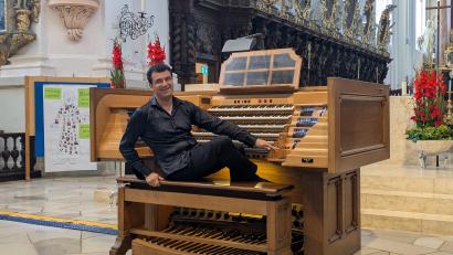 Bild: Paul Zrenner
Paolo Oreni schwingt sich nach der letzten Zugabe locker über die Orgelbank, wenig später nimmt der Künstler aus Norditalien den Applaus für sein Konzert in der Basilika Waldsassen entgegen.