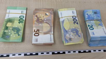 Bild: PP OPf Presse
Die Polizei hat bei einer Kontrolle in Waldsassen über 20 000 Euro Bargeld gefunden. Die Kripo Weiden ermittelt wegen Geldwäsche.