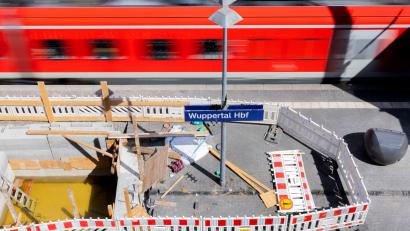 Bild: Rolf Vennenbernd/dpa
Eigentlich war die Freude groß, dass zwischen Hagen, Wuppertal und Köln wieder Züge fahren können - doch dann fiel auf, dass eine Brücke marode ist. (Archivbild)
