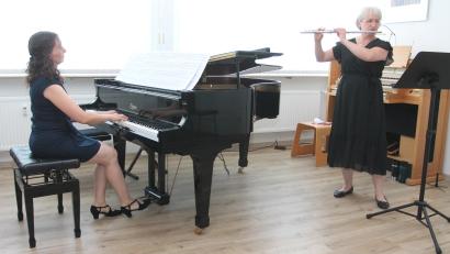 Bild: Josef Pilfusek
Susanne Schieder (links) und Marion Elling-Birkhan lassen „Suite Moments“ hochleben.