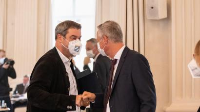 Bild: Matthias Balk/dpa
Die Zusammenarbeit zwischen Kabinett und Städtetag in Bayern läuft meist gut - doch immer wieder gibt es Debatten um Geld. Aus Sicht des Spitzenverbandes muss der Freistaat wegen der neusten Berliner Beschlüsse mit einem Nothilfeprogramm ein Kliniksterben im Freistaat verhindern. (Archivbild)
