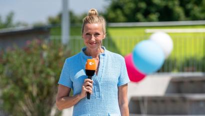 Bild: Sascha Baumann/ZDF/dpa
Nach dem „Fernsehgarten“ vom vergangenen Wochenende waren Rassismus-Vorwürfe gegen Moderatorin Andrea Kiewel laut geworden. (Archivbild)