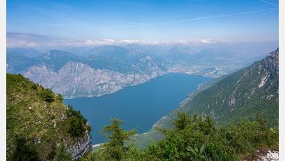Bild: Daniel Reinhardt/dpa
Schon wieder ein tödliches Unglück: Ein deutscher Gleitschirmflieger stirbt am Gardasee. (Archivbild)