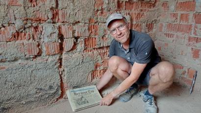 Bild: shl
Georg Schmitz-Valckenberg kauft in Weiden ein Wohnhaus und findet beim Umbau des Bades eine kleine Zeitkapsel mit Tageszeitungen von 1986 und etwas Münzgeld.