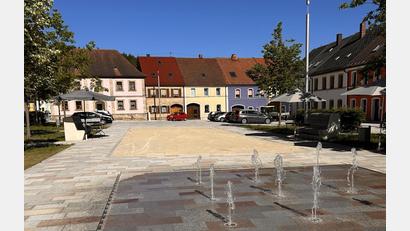 Bild: Robert Dotzauer
Das Flair des sanierten Marktplatzes in Neustadt am Kulm bildet die Kulisse für das Bürgerfest 2026.