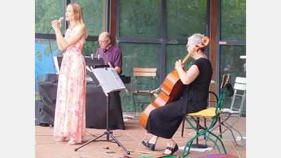 Bild: Helmut Kunz
Die Sopranistin Laura Demjan, Cellistin Ute Sommer und Pianist Albert Sommer bilden das "Trio America Songbook".
