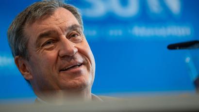 Bild: Peter Kneffel/dpa
Ab Herbst will sich das Kabinett bei Regionalkonferenzen mit allen Bürgermeistern im Land austauschen.