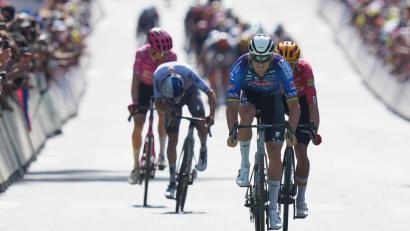 Bild: Thibault Camus/AP/dpa
Bei einem Unfall mit einem Begleitwagen der Presse sind bei der neunten Etappe der Tour de France acht Menschen verletzt worden.