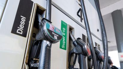 Symbolbild: Peter Kneffel/dpa
Begehrtes Gut Diesel: Im Vergleich zum vergangenen Jahr seien die Dieseldiebstahl-Fallzahlen leicht angestiegen, wie ein Sprecher der Oberpfälzer Polizei informiert.