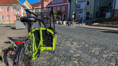 Bild: Stephan Huber
Zuerst war der Lastenrad-Parkplatz vor der "Kiste" auf Seiten von Übler-Bäcker/Nägerl-Metzger. Mittlerweile ist der Stellplatz auf die gegenüberliegende Straßenseite umgezogen.