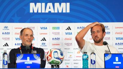 Bild: Martin Rickett/PA Wire/dpa
Harry Kane (r) springt Thomas Tuchel bei.