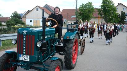 Bild: Rudolf Hirsch
Ein Oldtimer-Bulldog zog bei der 700-Jahr-Feier in Hofenstetten die historische Feuerwehrspritze. Es folgte das "Seebarner Gwiach", das den Festzug am Sonntag anführte.
