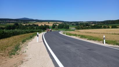 Bild: szl
Eine Gruppe Radfahrer testete die Strecke am Tag der Eröffnung. Die Umgehung führt auf 1835 Metern an Lochau vorbei nach Neuhof. Somit kann der Schwerlastverkehr an den Ortschaften Weihermühle und Lochau vorbeigeleitet werden.