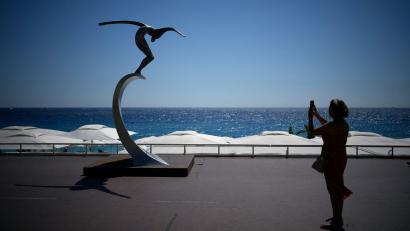 Bild: Daniel Cole/AP/dpa
Eine Skulptur erinnert an der Strandpromenade von Nizza an die Opfer des Anschlags vom 14. Juli 2016. (Archivbild)