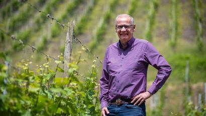 Bild: Harald Tittel/dpa
Zwischen den Riesling-Reben: Abseits des Fernsehstudios ist Günther Jauch gerne auf seinem Weingut an der Saar. (Archivbild)