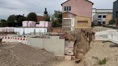 Bild: Heike Unger
Kümmersbruck erweitert und saniert seine Schule: Hier, zwischen dem rosa Altbau und dem Hallenbad (rechter Bildrand), entsteht im ersten Bauabschnitt ein Neubau für die Grundschule.