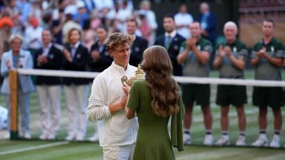 Bild: Kirsty Wigglesworth/AP/dpa
Jannik Sinner bekam die Trophäe von Prinzessin Kate überreicht.