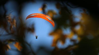 Bild: Karl-Josef Hildenbrand/dpa
Gleitschirmflieger legt Langsteckenflug hin. (Archivbild)