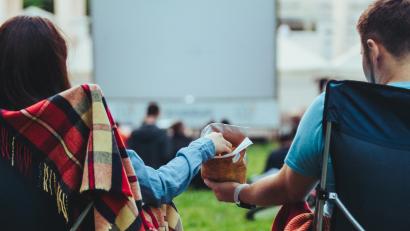 Symbolbild: phpetrunina14/Adobe Stock
Weiden bekommt in diesem Sommer ein Open-Air-Kino. Es findet vom 7. bis 16. August auf dem Sportgelände des VfB Weiden statt – mit Vorpremiere des neuen Eberhofer-Krimis "Steckerlfischfiasko" am 12. August.