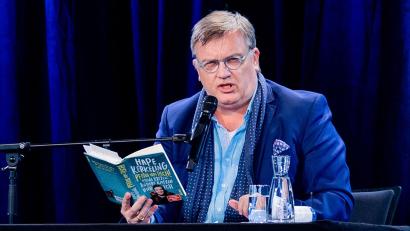 Archivbild: Rolf Vennenbernd/dpa
Hape Kerkeling liest aus seinem Buch „Pfoten vom Tisch!“, das jetzt auch verfilmt wird.