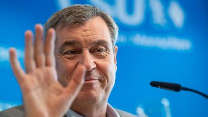Bild: Peter Kneffel/dpa
Die Meinungen über ein mögliches AfD-Verbotsverfahren gehen auseinander - doch Markus Söder legt sich fest.