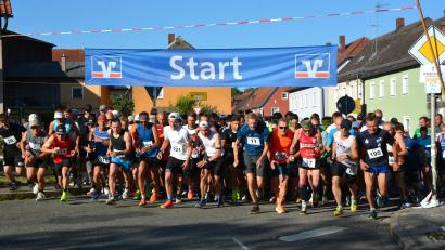 Bild: Josef Rosner
Ein imposantes Teilnehmerfeld ging beim Hauptlauf des 27. Falkenberger Waldnaabtal-Crosslauf an den Start.