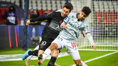 Bild: Matthieu Mirville/ZUMA Press Wire/dpa
Hier noch im Zweikampf mit Lionel Messi, jetzt beim HSV: Martin Adeline (r). (Archivbild)