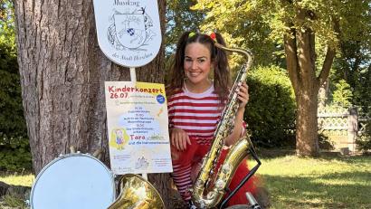 Bild: Katharina Stein
Beim Kinderkonzert „Tara und die Instrumenteninsel“ nimmt die neu- und wissbegierige Tara, dargestellt von Christina Wisneth (im Bild), Klein und Groß mit auf ihre abenteuerliche Reise durch die wunderschöne Insel Melodica.
