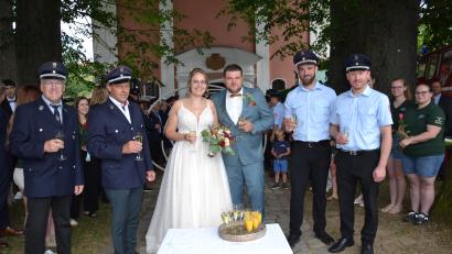 Bild: Peter Garreiss
Mit dem besten Glück- und Segenswünschen gratulierten dem Brautpaar Kathrin und Johannes die Feuerwehr Saubersrieth-Niederland (links) und die Feuerwehr Kleinschwand (rechts) und ließen sie hochleben.