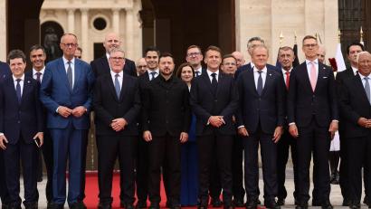 Bild: Teresa Suares/Pool EPA/AP/dpa
Die Koalition der Willigen hat in Paris über die weitere Unterstützung der Ukraine beraten.