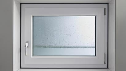 Bild: exb
Hain System-Bauteile installiert Hochwasserschutzfenster.