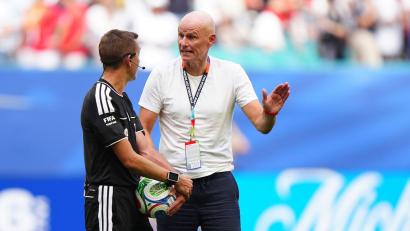 Bild: Bradley Collyer/PA Wire/dpa
Norwegens Trainer Stale Solbakken (r.) hatte Redebedarf.