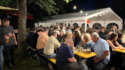 Bild: Ulla Britta Baumer
Zwar hat die Feuerwehr Wondreb extra fürs Fest ein Zelt aufgebaut, aber draußen unter freiem Nachthimmel ließ es sich bei lauschigen Temperaturen an diesem Abend ebenso bestens feiern.