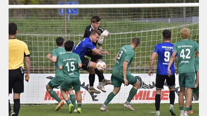 Archivbild: Hubert Ziegler
Im April endete der letzte Vergleich zwischen der DJK Gebenbach und der SpVgg SV Weiden mit einem Weidener 1:0-Sieg. In der kommenden Bayernliga-Saison ist beiden Mannschaften eine gute Rolle zuzutrauen.