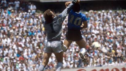 Bild: dpa
Diego Maradona (r) trifft 1986 mit der Hand gegen England. (Archivbild)