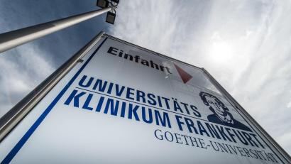Bild: Boris Roessler/dpa
Der mit dem Ebola-Virus infizierte US-Bürger wird in Frankfurt behandelt. (Archivbild)