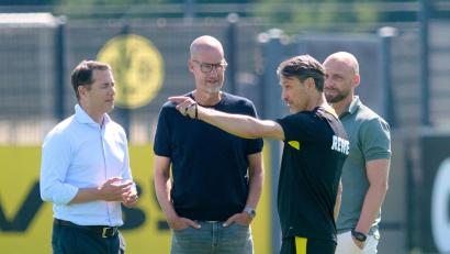 Bild: Bernd Thissen/dpa
Dortmunds Sportchef Lars Ricken (l) spricht zum Trainingsauftakt des BVB mit den anderen Verantwortlichen.
