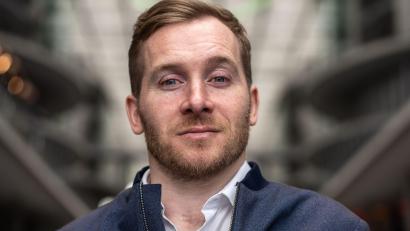 Bild: Michael Kappeler/dpa
Der Schauspieler Samuel Koch wird mit dem Erich-Kästner-Preis des Dresdner Presseclubs ausgezeichnet (Archivbild).