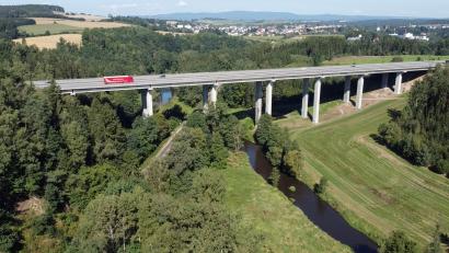 Archivbild: Gustl Beer
Die A 93 führt bei Windischeschenbach über die Waldnaabtalbrücke, die wie bei Brücken üblich aus zwei Teilbauwerken besteht. Eines davon wurde im Jahr 1979 erbaut, das andere im Jahr 1995. Weil beide Teile durch Witterungseinflüsse und die immense Verkehrslast stark beschädigt sind, werden sie abgebrochen und durch Neubauten ersetzt.