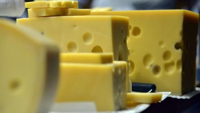Bild: Harald Tittel/dpa
Emmentaler-Käse aus Bayreuth sollte nach Frankreich geliefert werden. (Symbolbild)