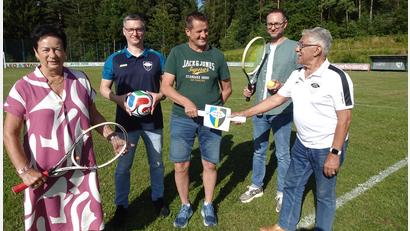 Bild: ui
Juan Villas (rechts) gibt den Führungsstab nach fast 30 Jahren erleichtert an Wolfgang Wagner als Vorsitzenden des ASV Neustadt/WN weiter. Ebenfalls neu im Vorstandsteam sind zweiter Vorsitzender Sven Hoch (Zweiter von links) und Kassier Sebastian Neubauer (Zweiter von rechts). Renate Zupfer-Vilas behält ihren Posten als Schriftführerin, will aber zahlreiche ihrer Aufgaben Schritt für Schritt abgeben.
